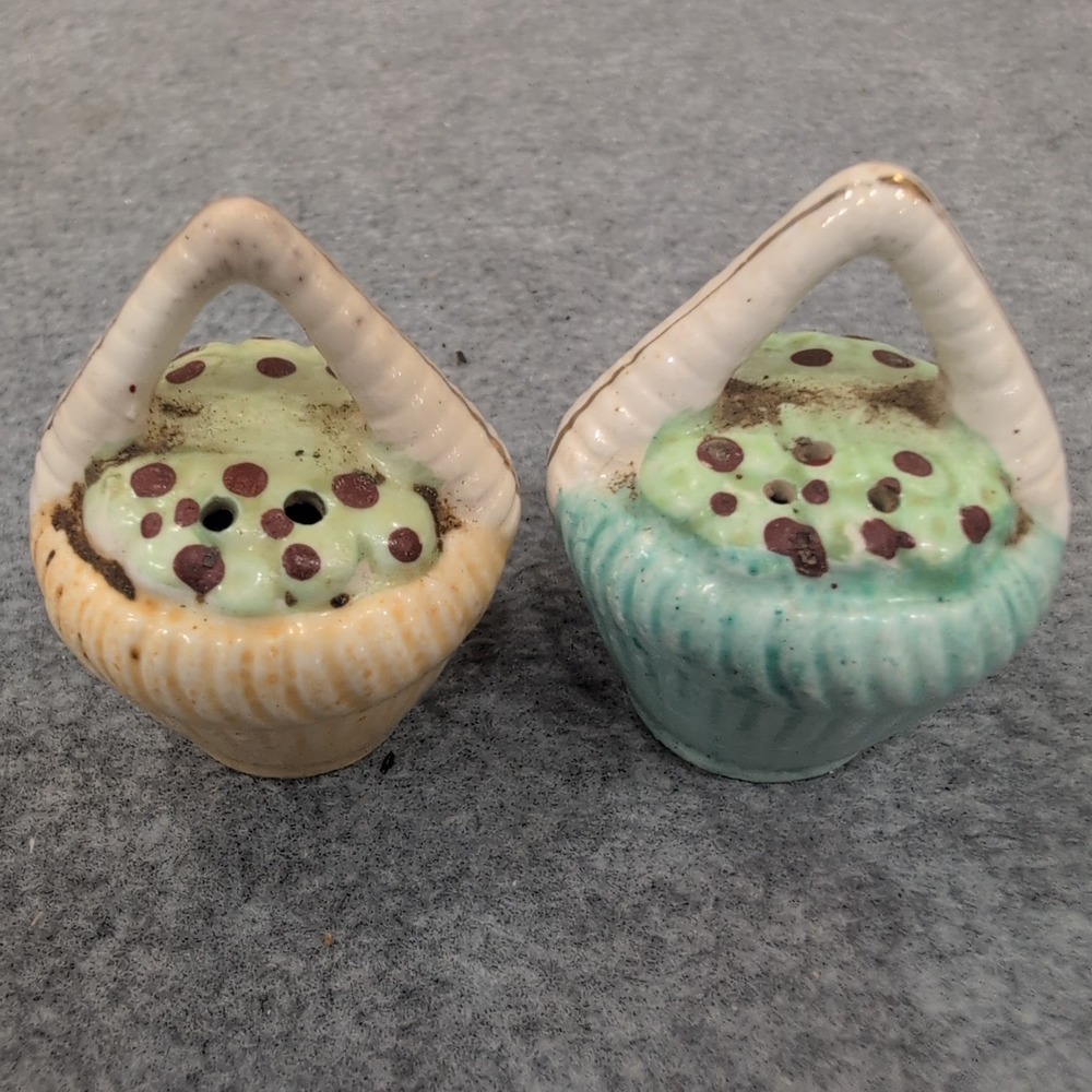 Vintage Ceramic Basket Salt and Pepper Shakers Green Floral Accent - Picture 1 of 3